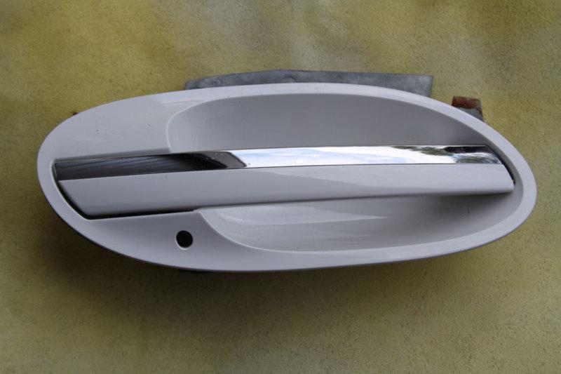 Oem bmw 7 series outside door handle bmw part# 51217202136 - alpine white- right