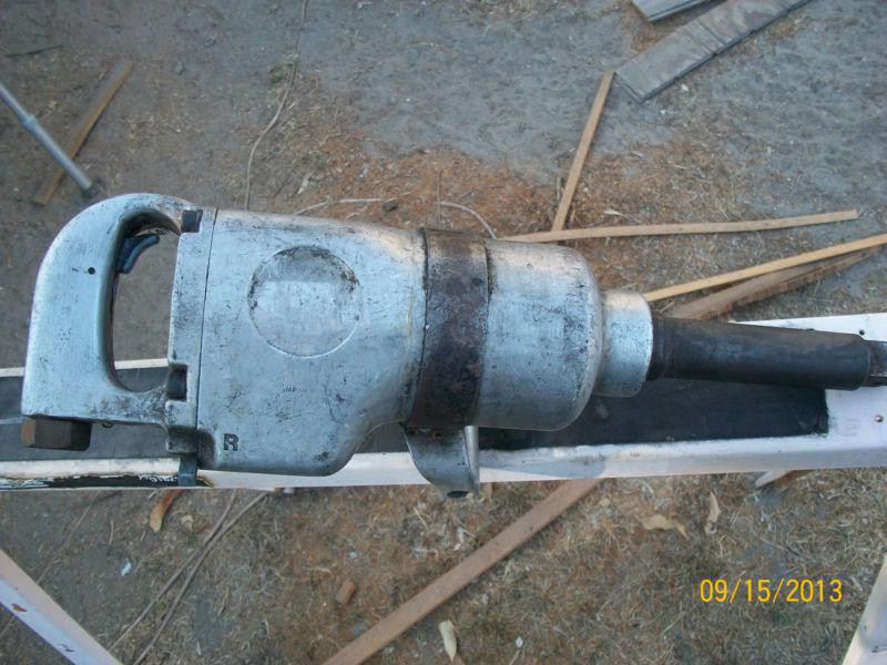 Pneumatic impact wrench