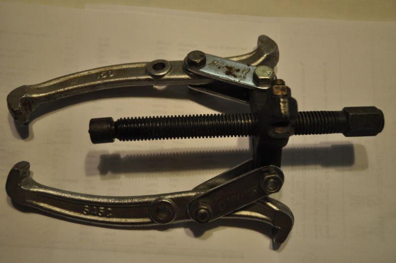 Buffalo reversible 3-jaw wheel & gear puller, missing one jaw.