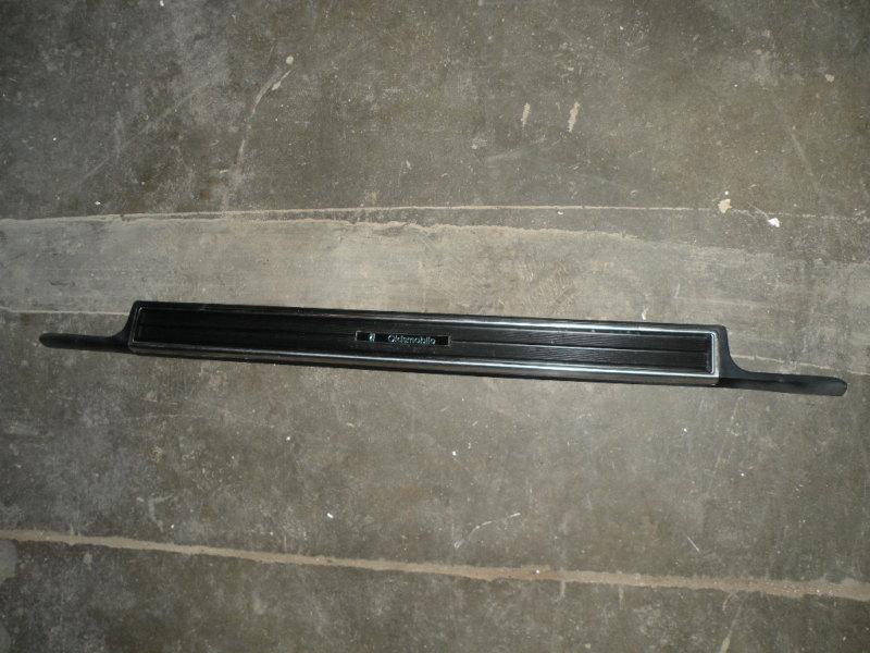 1990-1992 toronado kick plate door thresh hold panel moulding trim   left  oem