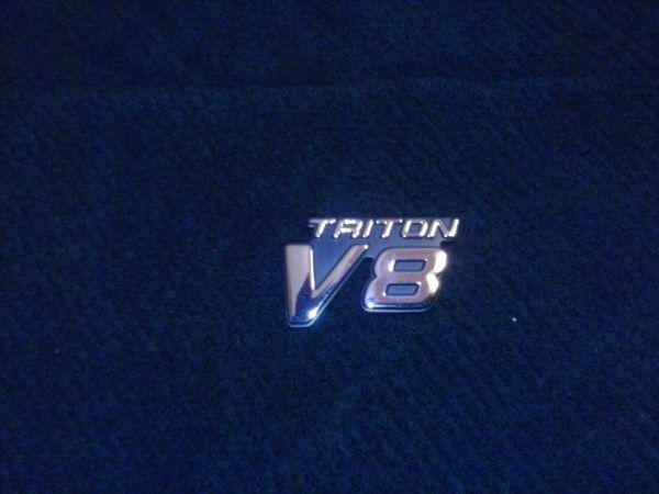 1999-2004 superduty triton v8 fender emblem