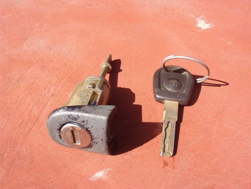 Genuine vw jetta 2001 driver door, lock  with 1 key used nice