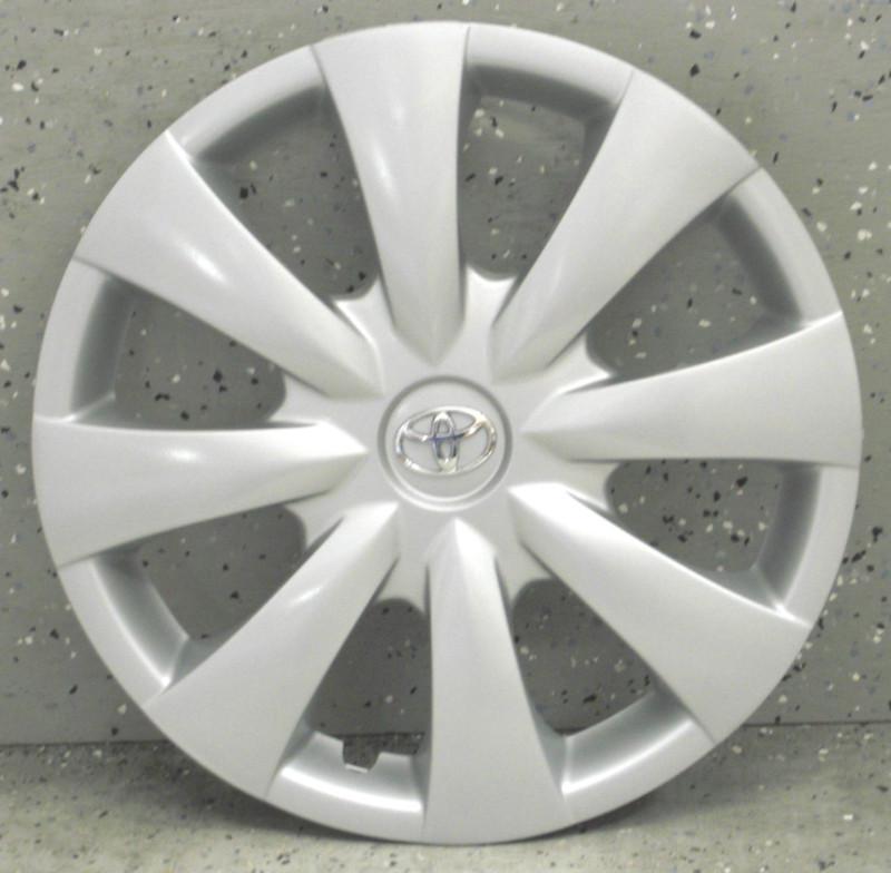 Factory oem toyota corolla 15" hubcap / wheel cover (1 piece) 61147 hubcaps