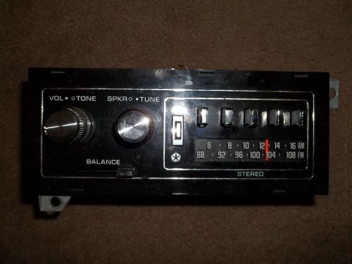 Vintage chrysler am/fm radio