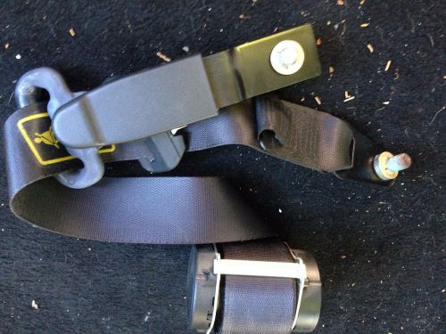 Land rover  discovery ii rear left seatbelt kit with bolts  99-04