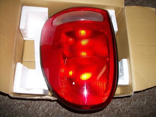 Tail light cr twn ctry pt/ voyager caravan 96-00 dg dngo 98-03 right side - box