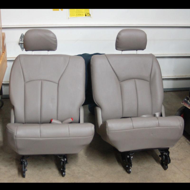 Pickup only chrysler town & country 2001-2004 leather seats passenger 2 & 3
