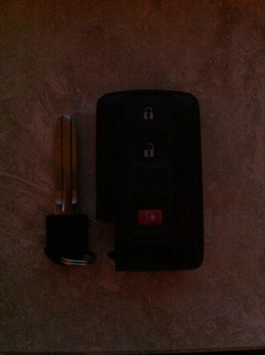 Oem toyota prius smart key remote fob uncut (3-button) fcc id: m0zb31eg 