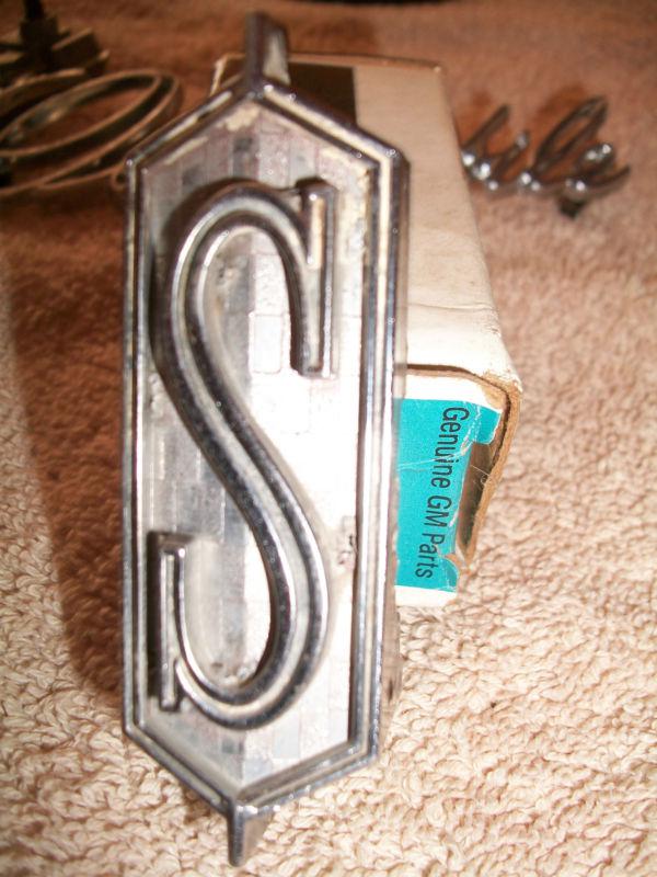 Oldsmobile cutlass s grille emblem 405449 gm