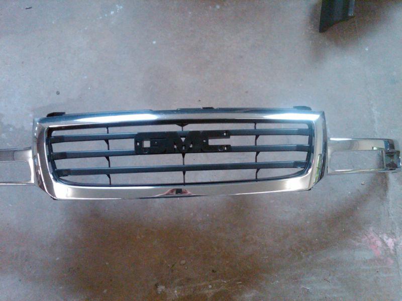 2005 gmc 1500 grille used good condition