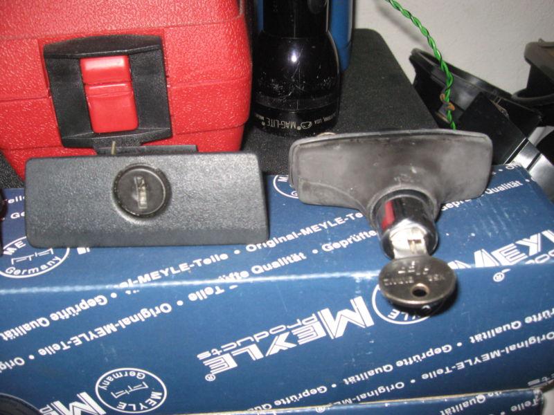 E30 glove box and trunk lock with matching key....free shipping