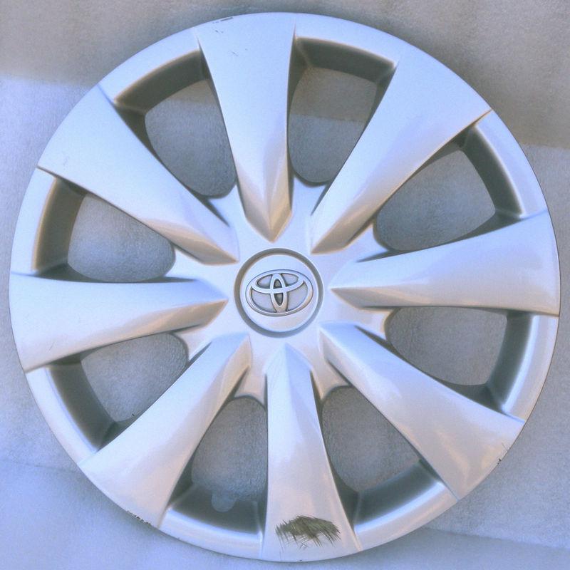 Genuine toyota corolla 15" wheel cover p/n 42621-02140 (hubcap), used