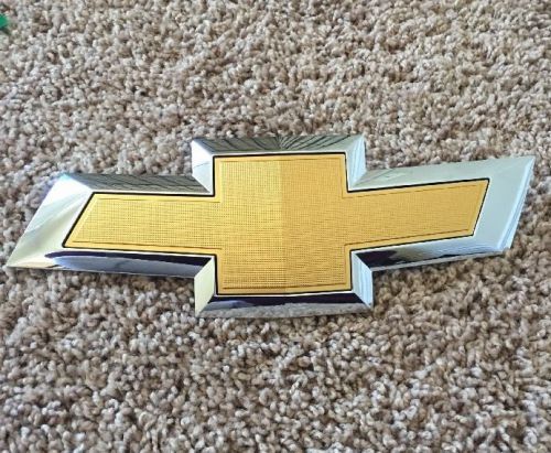 22743585 gm chevy bowtie grille emblem 14-16 front grill oem badge