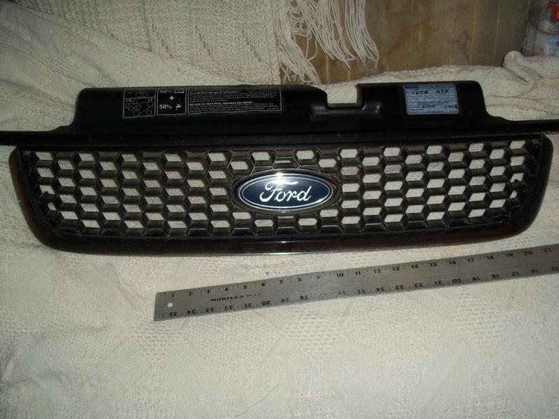 2001-2004 ford escape front grille yl84-17b968-aj / bj black/chrome! very nice!
