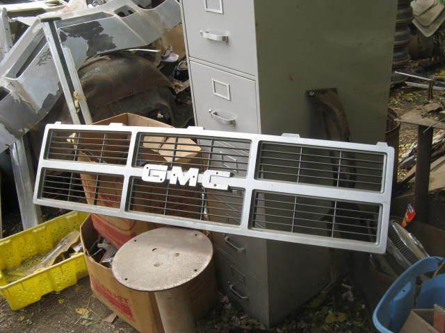 1984 gmc 1500 series pickup grille, great condition except lower tabs broken off