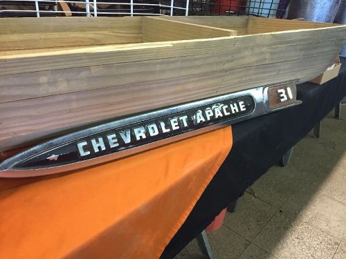 1958 1959 chevy chevrolet apache p/u truck 31 fender emblem molding trim side
