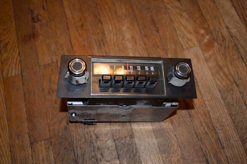 Vintage 1970&#039;s philco ford 12 volt car radio very nice shape