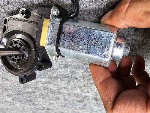 REAR WINDOW SUN SHADE ROLLER BLIND MOTOR MERCEDES W216 W221 S63 S550 OEM, US $40.00, image 2