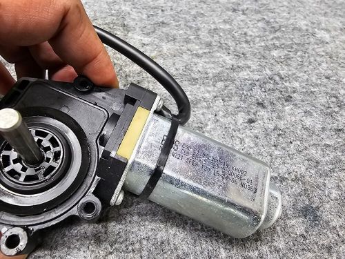 REAR WINDOW SUN SHADE ROLLER BLIND MOTOR MERCEDES W216 W221 S63 S550 OEM, US $40.00, image 3