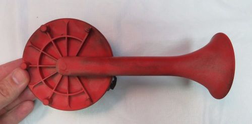 Single 1970-73 porsche 911 912 red bosch banjo horn - for parts or restoration