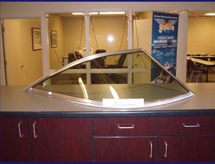 Sea ray stbd windshield for 185 br 1141035