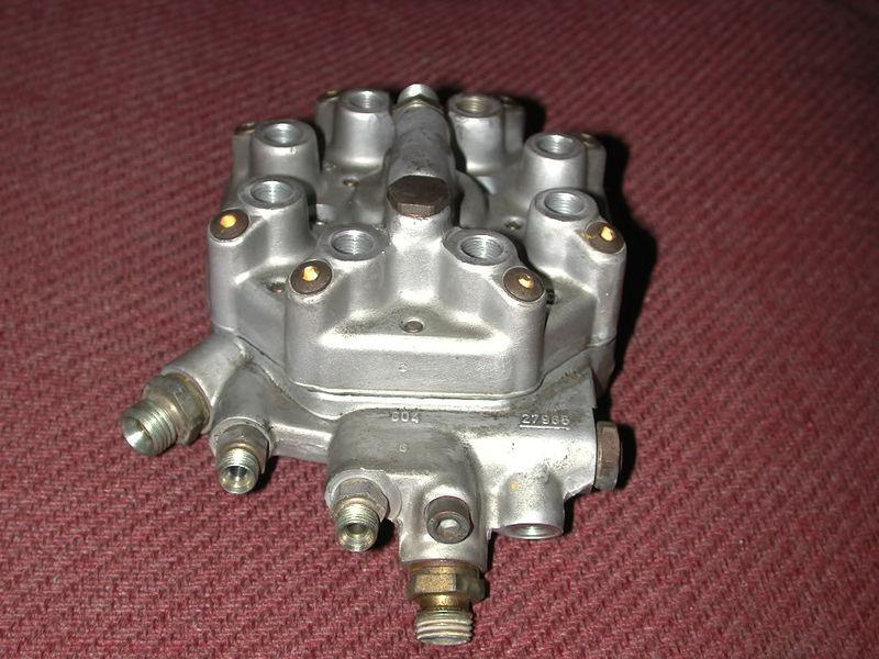 Mercedes 380se 380sel 380sl 380sec fuel distributor 8 cylinder 0 438 100 088