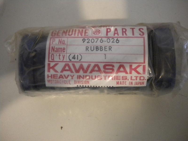 Nos kawasaki oem rubber footrest bar 1974-1975 h2 92076-026
