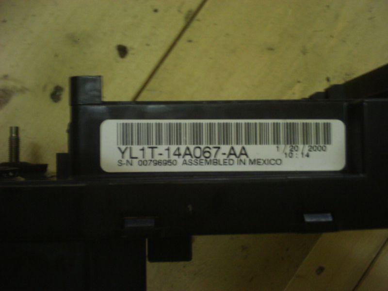 00-02  ford expedition lincoln navigator under dash fuse box yl1t-14a067-aa