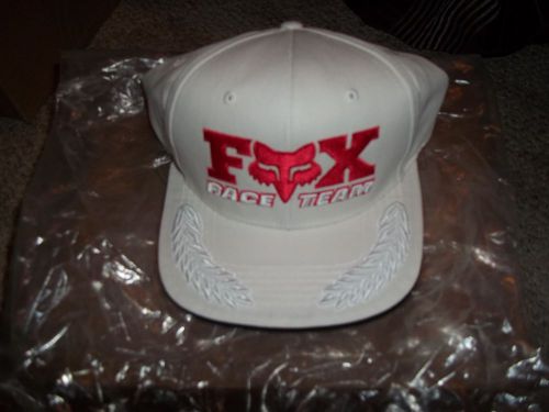 Fox racing-daytona retro snapback hat white red.