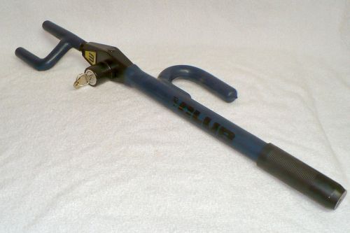 The club 900 steering wheel lock, blue