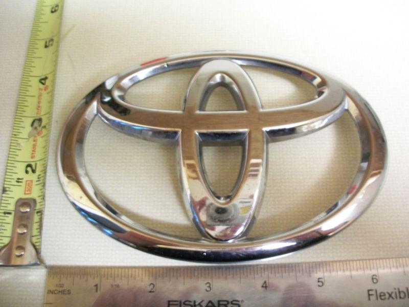 Toyota symbol emblem chrome grille radiator oem used free shipping