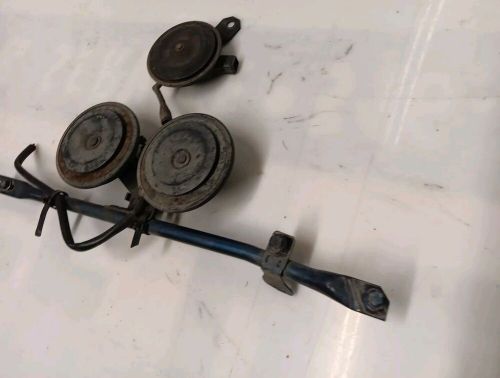 1981 1982 1983 1984 1985 MERCEDES 300SD W126 HELLA OEM HORNS WITH MOUNT BAR 85, US $28.99, image 7