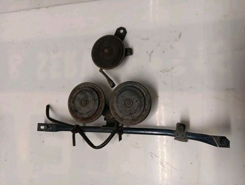 1981 1982 1983 1984 1985 MERCEDES 300SD W126 HELLA OEM HORNS WITH MOUNT BAR 85, US $28.99, image 11