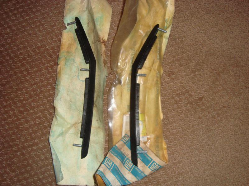 Nos 1967-1968 camaro deluxe rear bumper guard gm# 3891697 cushons, impact strips