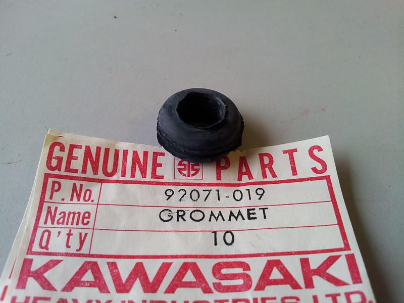Kawasaki ex500 ninja a d 87-97 & many more models harness grommet 92071-019 nos