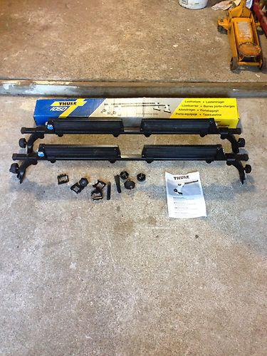 Thule 1050/12 ski / snowboard carriers rack w/locks and keys barley used