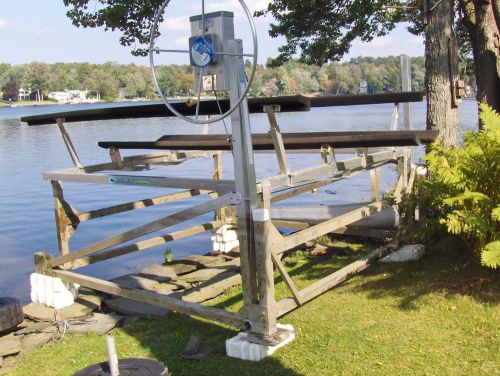 Hewitt boat lift 3000 lb. w/centering bunks