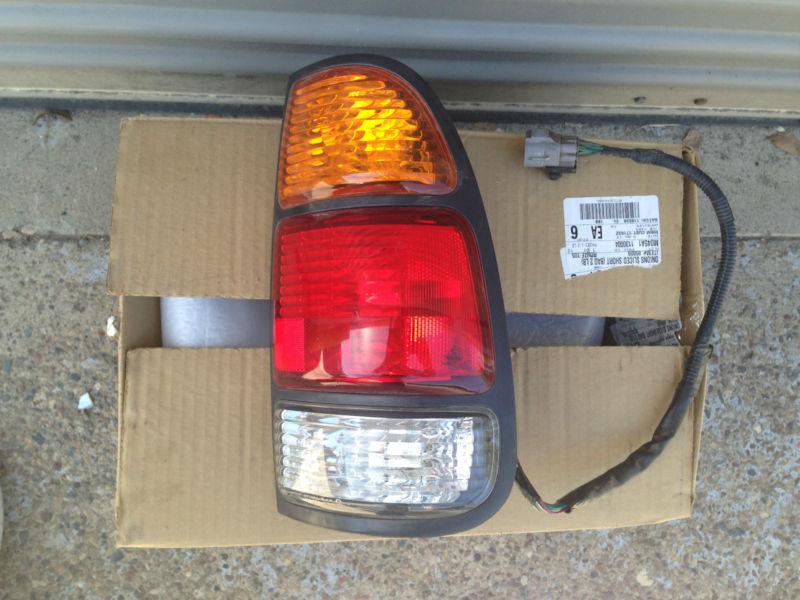 00 01 02 03 toyota tundra tail light rh w/ bulbs oem