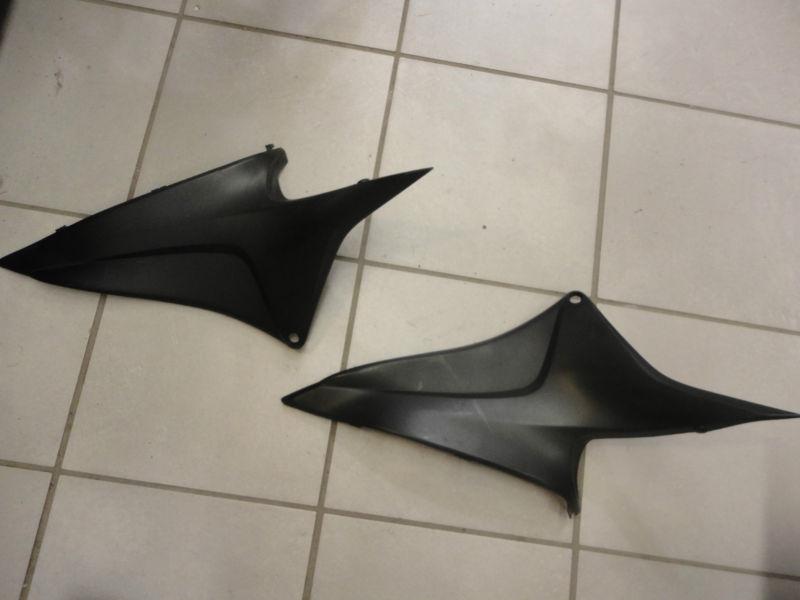 07 - 08 honda cbr600rr fuel tank filler panels