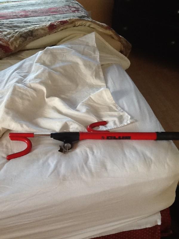 The club (anti-theft steering wheel lock)