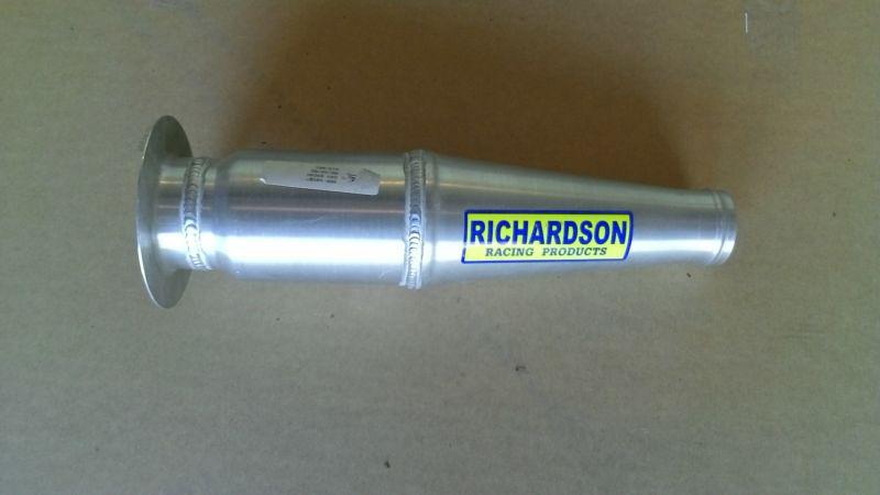 Quarter panel fuel filler