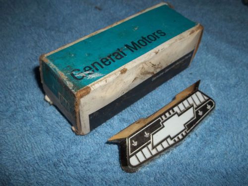 Nos gm 1955 56 chevrolet bel air nomad gold crest emblem