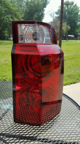 Jeep commander 2006-2010 right/passenger side oem tail light. used
