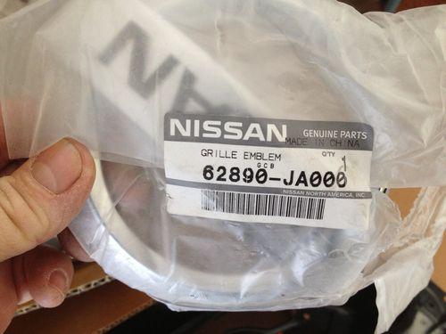 Genuine nissan 2007-2012 altima grille emblem new