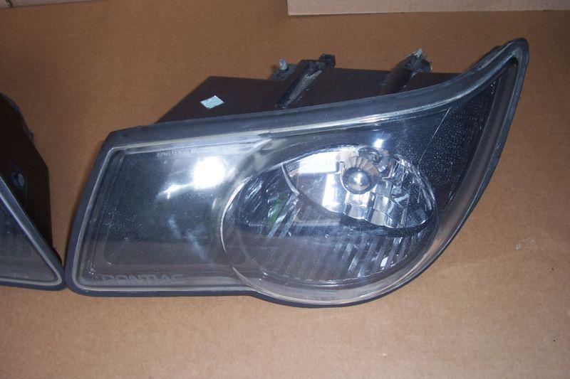 Sell 01 02 03 04 05 PONTIAC AZTEK HEADLIGHTS HEAD LIGHT OEM in Columbus