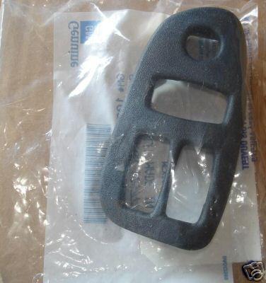 97-99 camaro door panel switch trim plate w/clips lh