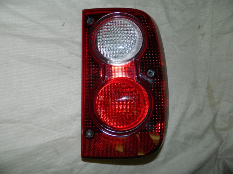Oem 2004-2005 land rover freelander right / passenger side tail light assembly