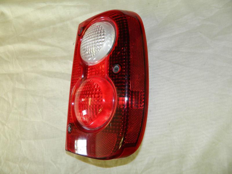 OEM 2004-2005 LAND ROVER FREELANDER RIGHT / PASSENGER SIDE TAIL LIGHT ASSEMBLY, US $45.00, image 2