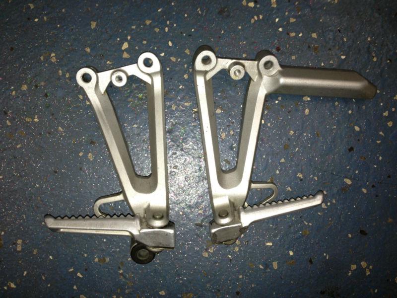Honda cbr600f4i oem rear passenger foot-pegs+ brackets 99-00 f4/ 04-06 f4i