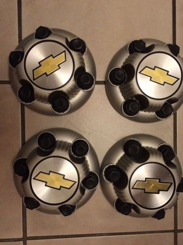 Four used good chevy silverado 1500 center cap , 6 lugs
